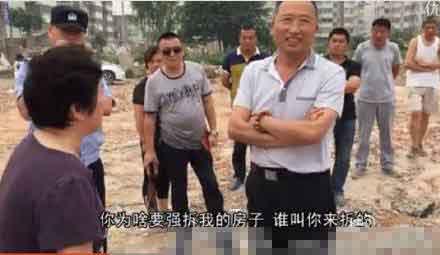干部笑對(duì)拆遷戶(hù)