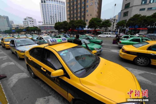 1月17日，福州華榕出租車公司期下的出租車在街頭候客。