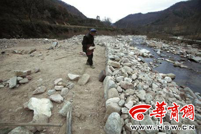 11月6日，93歲的鳳縣老人曾文財(cái)一吃完飯就又到河邊搬運(yùn)石頭加固河堤了