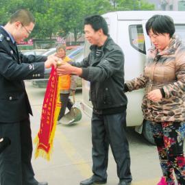 何姜姜的父母給民警送錦旗。