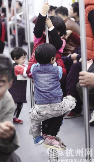 杭州地鐵1號線進(jìn)行免費試乘 小孩在車廂內(nèi)小便