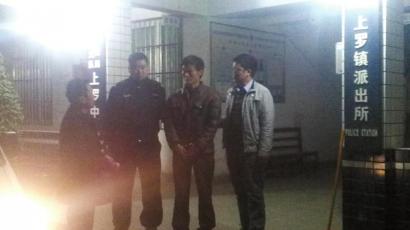 王強(qiáng)被抓獲歸案,右二為犯罪嫌疑人。
