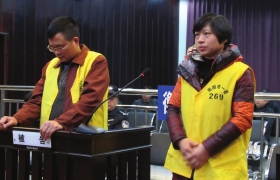 12月10日，衡陽市中級(jí)人民法院，顧湘陵（左）和妻子吳利君當(dāng)庭接受庭審。圖/通訊員李建輝