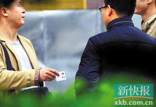 在進(jìn)行了近半個月暗訪調(diào)查中，有證販子告訴記者稱，二代身份證買賣已形成產(chǎn)業(yè)鏈，不僅貨源穩(wěn)定，生意也是相當(dāng)紅火?！稣褟V場附近，一名男子正向記者兜售二代身份證。