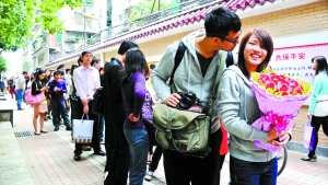 2011年11月11日，越秀區(qū)民政局，登記結婚的隊伍排了足有一百米長（資料圖片）。　記者黃澄鋒攝