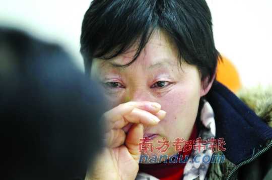 　　聽聞判決結(jié)果，被害人母親楊書會(huì)控制不住眼淚。南都記者徐文閣攝