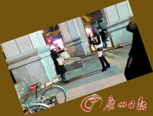 黑衣女拿著剪刀指著“保時捷女孩”。