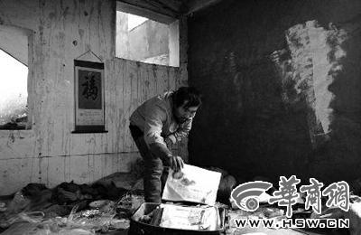 　西安市解放路與東大街十字西北角的一棟待拆遷的樓房中，陳露山整理自己每天看的報(bào)紙