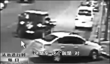 事發(fā)現(xiàn)場監(jiān)控錄像顯示，白圈內的被害人老丁，正在牧馬人越野車旁收費。 圖片來自電視截圖