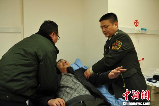 被“黑車”頂跑近5公里的執(zhí)法隊員周應(yīng)鑄被送至醫(yī)院急救?！￠Z成全　攝
