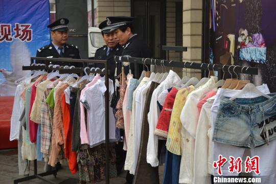 警方展示的部分被盜服裝。　宋立超　攝