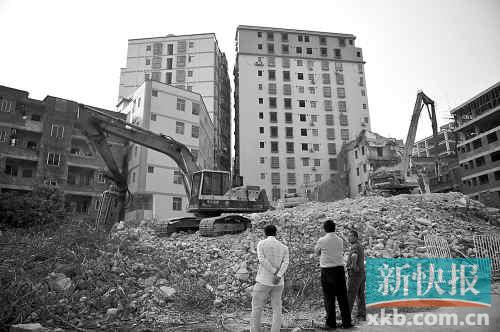 在無(wú)數(shù)次專項(xiàng)行動(dòng)和強(qiáng)拆風(fēng)暴的背后，是衍生出的各色潛規(guī)則。