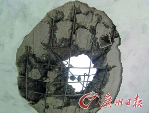 被雷電擊穿的民房。