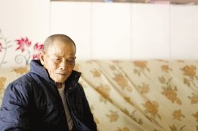 4月15日，劉爹爹的一只眼睛上有明顯的淤青。