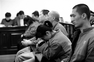 昨日，因涉嫌誘騙男網(wǎng)友進(jìn)行高額消費(fèi)，海淀區(qū)一咖啡廳負(fù)責(zé)人及“吧女”等14人受審。新京報(bào)記者 王貴彬 攝