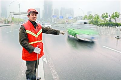 　肖慶旭師傅在事發(fā)地點講述經(jīng)過。記者李銳 攝