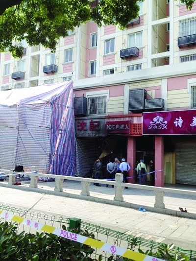 警方勘查事故現(xiàn)場(chǎng)。