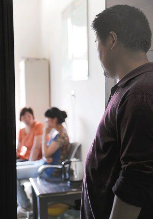 妻子在房內(nèi)勸說女兒時，楊師傅守在門外