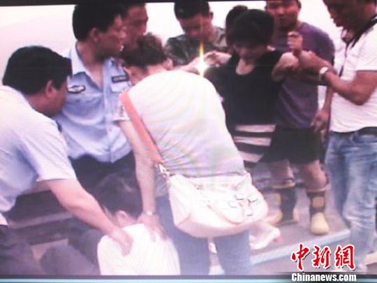 宗德宇緩緩靠近跳樓女子?！O程　攝