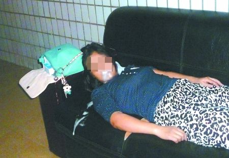 女子橫躺在沙發(fā)上口吐白沫。通訊員 康睿 記者 吳珊 攝