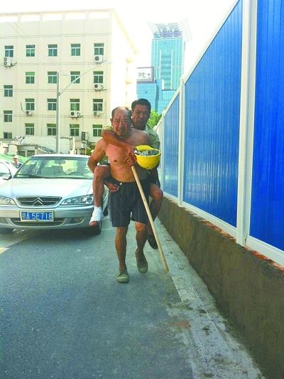 “謝謝，我們身上灰多，怕把車弄臟了”