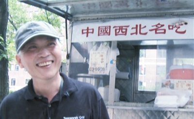 這是謝云峰在美國紐約街頭餐車前的視頻截圖。