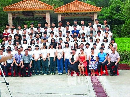 畢業(yè)照中間留出四個空位。