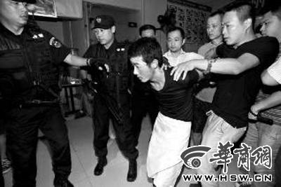 犯罪嫌疑人韓牙某圍著圍裙在廚房內(nèi)拉面，被民警抓獲 本報(bào)記者 鄧小衛(wèi) 攝