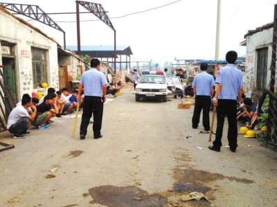民警繳獲木棍。 讀者供圖