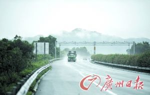 　當(dāng)天事故發(fā)生的現(xiàn)場處于一個彎道，很多司機(jī)反映說來不及減速。