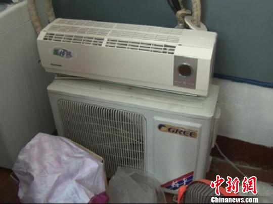 民警從嫌疑人家中搜到空調(diào)等生活用品。 拾冠之 攝