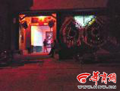昨晚8時(shí)許，老人的大兒子的家正在辦喪事，屋外擺放著花圈 本報(bào)記者張超攝