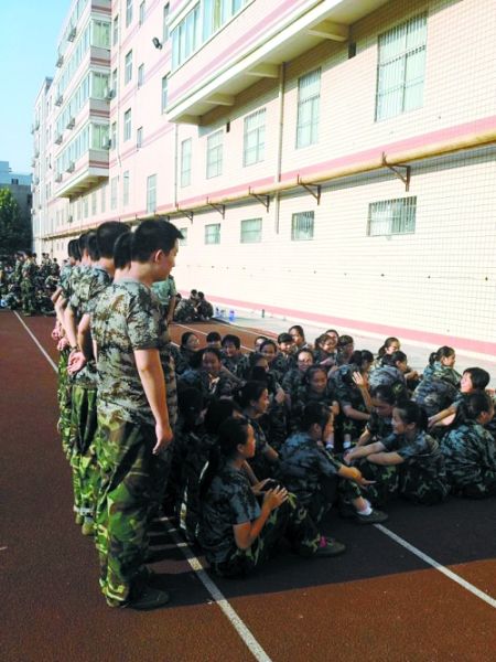 女孩們說，這道“人影陰涼”，為高中時(shí)代的記憶鑲上了一顆珍珠 網(wǎng)友供圖