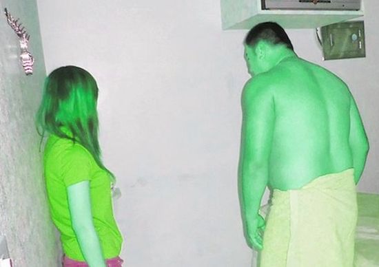 高雄黃姓男子(右)懷疑女友在“喇叭店”兼差，前往調(diào)查順便消費時被警方逮個正著。(圖／東森新聞)