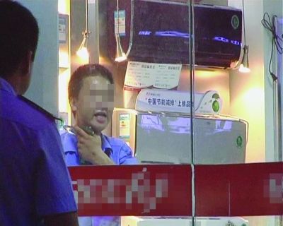 打劫男把玻璃片抵在脖子上，與民警對峙