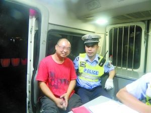 冉強(qiáng)開(kāi)心地接受了民警的處罰和教育。高新區(qū)交巡警支隊(duì)供圖