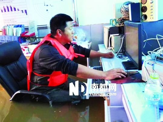 8月31日，黑龍江撫遠氣象局人員在工作中，洪水已將椅座淹沒。圖片來源：中國氣象網(wǎng)