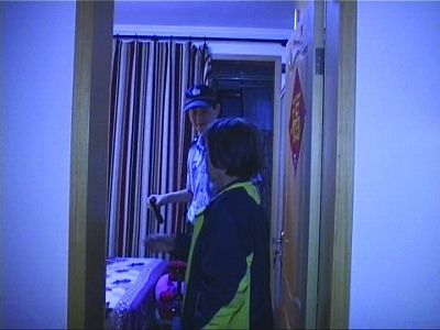 民警幫老人檢查沒發(fā)現(xiàn)有炸彈。