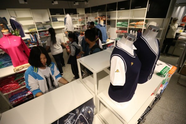　9月12日，北京，十一學校在推出三大類、超過40款“最潮”校服，吸引學生搶購。
