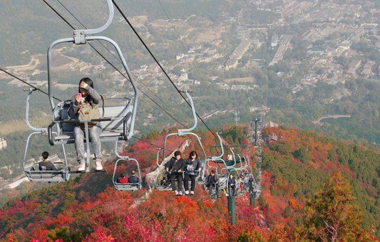　香山公園“吊籃式”纜車除防護杠外，無其他防護措施。（資料圖）