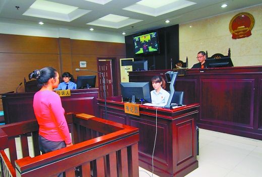    9月29日，萬(wàn)州區(qū)人民法院，被告王桂娟（化名）在庭審現(xiàn)場(chǎng)。 重慶晨報(bào)記者 胡杰 實(shí)習(xí)生 黃敬坤 攝