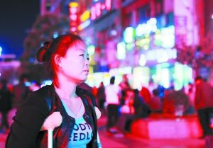 走在燈火闌珊的蘭州街頭，史女士迷茫無助。