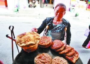 手頭拮據(jù)，每天只能吃一頓飯。
