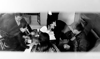 今天上午，喜隆多接待處內(nèi)，市場(chǎng)管理方與商戶核對(duì)租金和抵押金數(shù)目