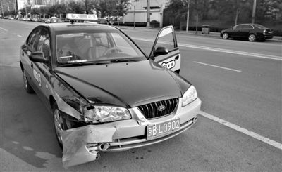 昨日，朝陽(yáng)區(qū)林萃路，因連撞“克隆”車，的哥劉師傅的車輛受損送修。新京報(bào)記者 黃月 攝