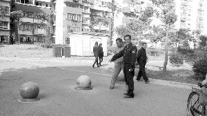 就為了搬這個石墩，男子打傷了兩個保安