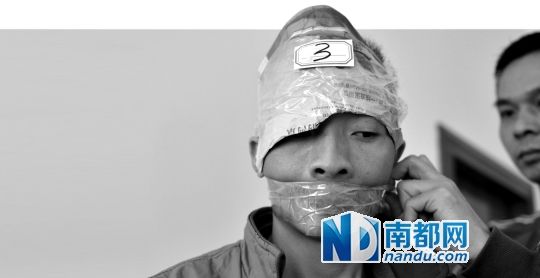 為了防止犯罪嫌疑人串供，民警用膠帶將犯罪嫌疑人的嘴封住。