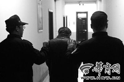 　昨日，西安市長延堡派出所，砍傷醫(yī)生的插隊患者已被警方控制 本報記者 張喆 攝