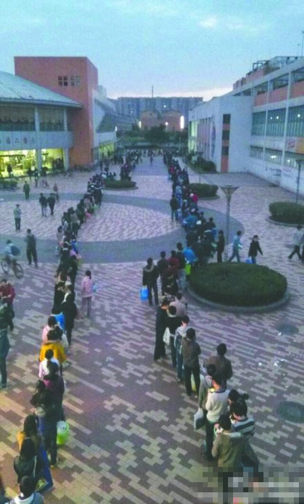 24日傍晚，川大江安校區(qū)浴室前排隊(duì)“盛況”