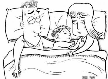 漫畫圖：男孩與父母同床睡。